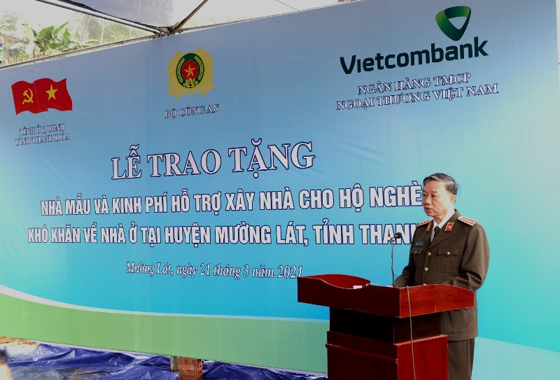 Đại tướng Tô Lâm Ủy viên Bộ Chính trị, Bộ trưởng Công an phát biểu tại buổi lễ. Vietcombank hỗ trợ 30 tỷ đồng xây nhà cho hộ nghèo huyện Mường Lát (Thanh Hóa) -0