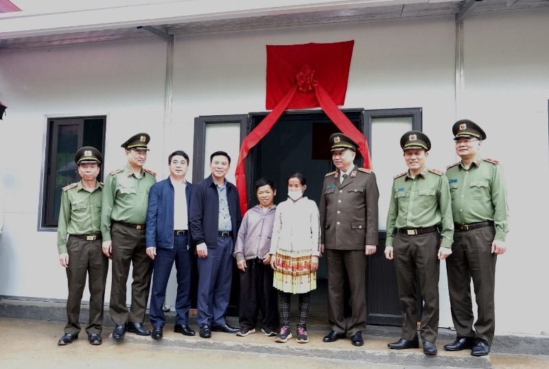Đại tướng Tô Lâm, Ủy viên Bộ Chính trị, Bộ trưởng Công an (thứ ba từ phải sang) cùng các đồng chí Ủy viên T.Ư Đảng: Đỗ Trọng Hưng, Bí thư Tỉnh ủy Thanh Hóa (thứ tư từ trái sang); Nghiêm Xuân Thành, Bí thư Đảng ủy, Chủ tịch HĐQT Vietcombank (thứ ba từ trái sang) và các đồng chí lãnh đạo Bộ Công an bàn giao nhà tình nghĩa cho gia đình anh Vàng A Lồng. Vietcombank hỗ trợ 30 tỷ đồng xây nhà cho hộ nghèo huyện Mường Lát (Thanh Hóa) -0