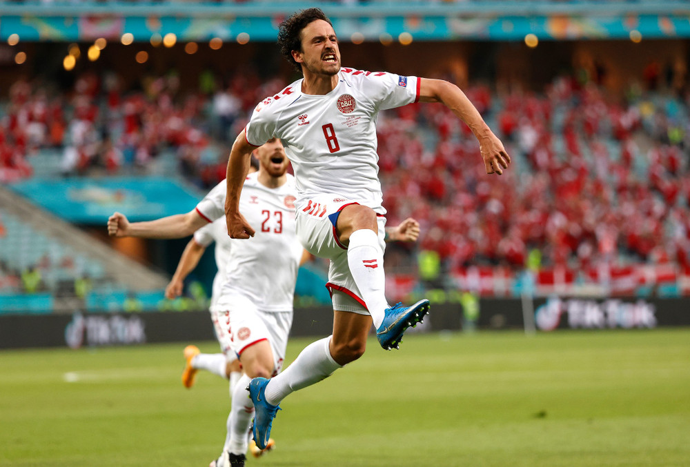 Đan Mạch viết tiếp câu chuyện cổ tích tại EURO 2020 bằng tấm vé bán kết sau khi có chiến thắng 2-1 trước Cộng hòa Séc. Thomas Delaney và Kasper Dolberg đã thay nhau ghi bàn trong hiệp một để giúp “Những chú lính chì” giành trọn niềm vui. (Ảnh: UEFA) Những hình ảnh ấn tượng tại tứ kết EURO 2020 -0