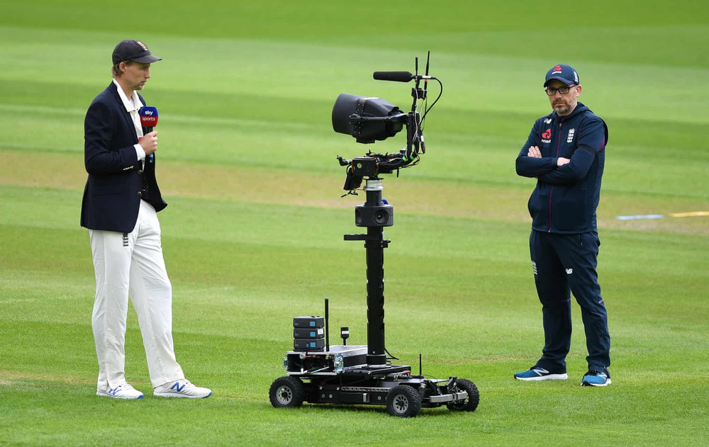 Đội trưởng đội cricket của Anh Joe Root trả lời phỏng vấn thông qua robot của kênh Sky Sports tại sân Emirates Old Trafford, TP Manchester. (Ảnh: Getty Images) 3.jpg -1