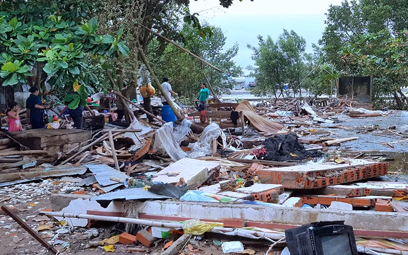 Khu vực nhà dân ven biển Đá Bạc (huyện Trần Văn Thời) bị san phẳng sau đợt triều cường bất ngờ vào đầu tháng 8/2019.