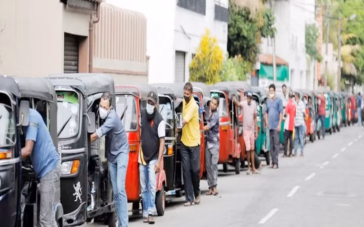 Dòng xe xếp hàng chờ đổ xăng ở thủ đô Colombo. (Ảnh REUTERS)