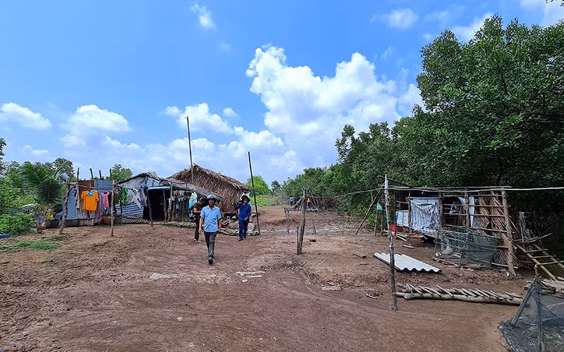 Đê biển Cà Mau lún dần xuống biển -0