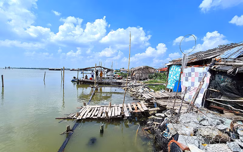 Đê biển Cà Mau lún dần xuống biển -0