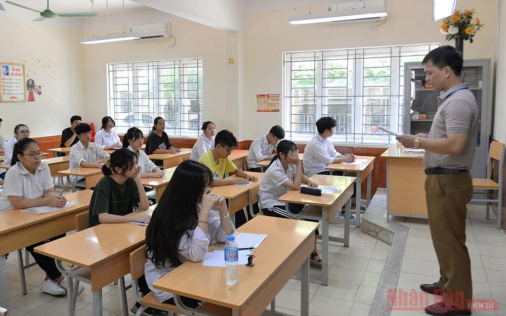 Cán bộ coi thi phổ biến quy chế cho thí sinh, tránh những sự cố đáng tiếc xảy ra trong thời gian làm bài. 5-1595064676797.jpg