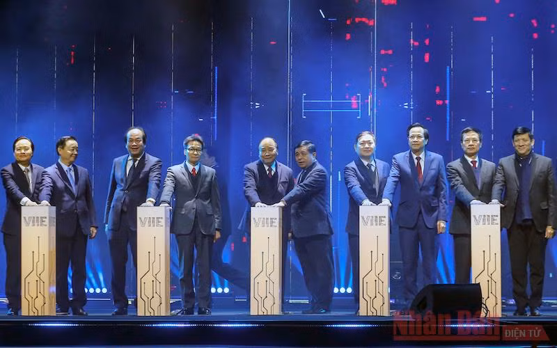 Thủ tướng Nguyễn Xuân Phúc và các đại biểu thực hiện nghi thức khởi công xây dựng Trung tâm Đổi mới sáng tạo quốc gia. (Ảnh: TRẦN HẢI)