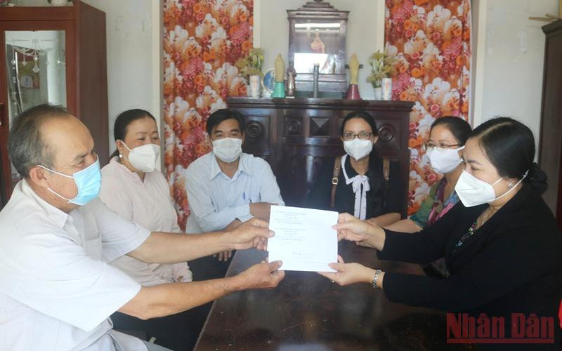 Ông Nguyễn Văn Phi, ấp Định Phú C nhận 20 triệu đồng tiền hỗ trợ của 2 cháu nội là trẻ mồ côi. Trẻ em mồ côi vì dịch Covid-19 tại Trà Vinh được hỗ trợ 10 triệu đồng -0