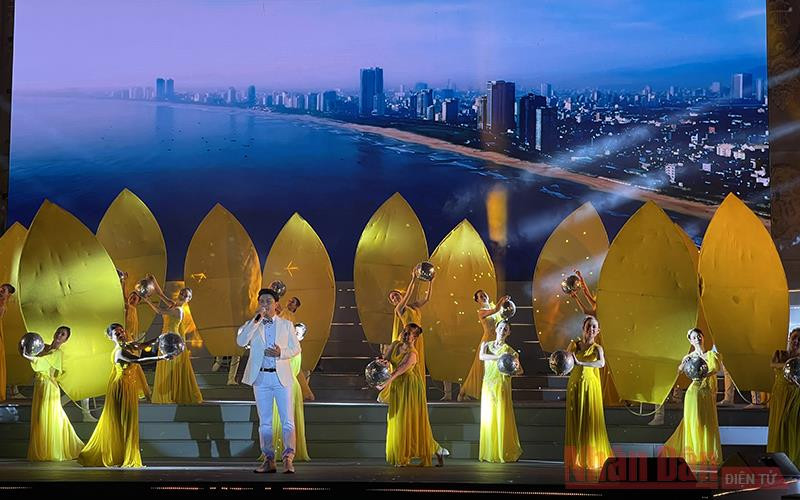 Ca khúc Nắng ấm về trên Tổ quốc, sáng tác Trần Khánh, do ca sĩ Phạm Thế Vĩ thể hiện. Chương trình nghệ thuật đặc biệt