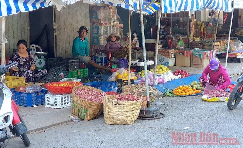 Người dân và tiểu thương chợ phường 2 (TP Cà Mau) lơ là trong việc đeo khẩu trang. (Ảnh chụp chiều 3-5) Nhiều địa phương dừng hoạt động quán bar, vũ trường, karaoke -0