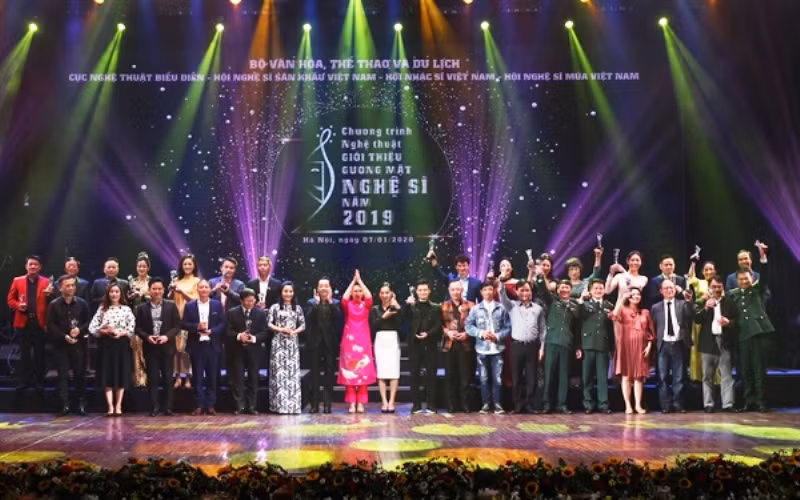Vinh danh các nghệ sĩ tại Chương trình nghệ thuật giới thiệu gương mặt nghệ sĩ, năm 2019. (Ảnh: Trần Huấn)