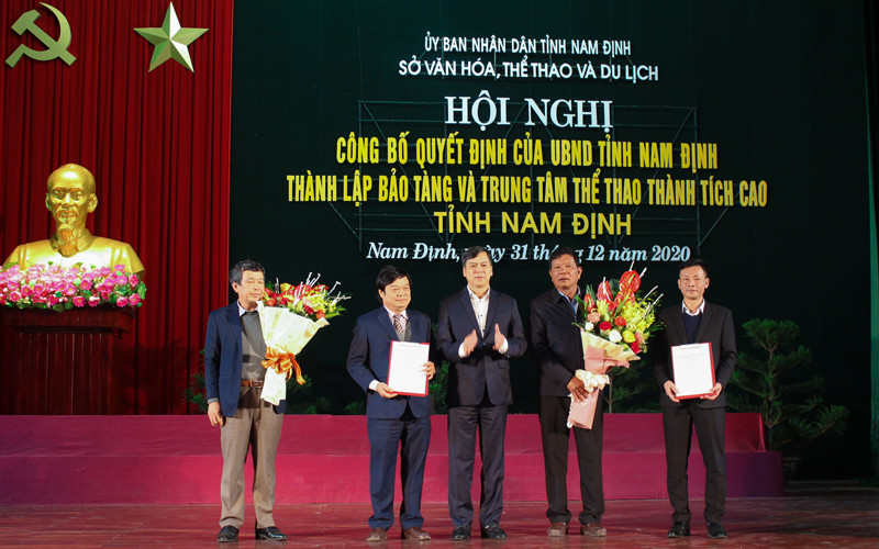 Phó Chủ tịch UBND tỉnh Nam Định Trần Lê Đoài trao Quyết định thành lập và tặng hoa chúc mừng các đơn vị.