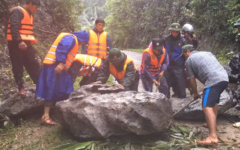 Bộ đội biên phòng Đồn Cà Xèng dùng sức để di chuyển từng tảng đá lớn lấy đường đi cho bà con 