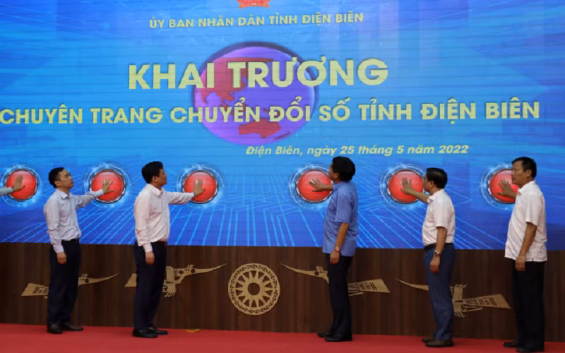 Lãnh đạo Ủy ban nhân dân tỉnh Điện Biên và các ngành nhấn nút khai trương chuyên trang chuyển đổi số tỉnh Điện Biên.