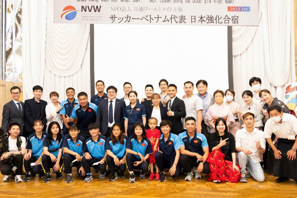 Các thành viên của đội đến thăm và chào hỏi Thị trưởng thành phố Mimasaka. (Ảnh: VFF) U18 nữ Việt Nam bắt đầu tập luyện tại Nhật Bản -0