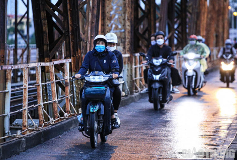 Khu vực Hà Nội ngày có mưa vài nơi, đêm có mưa, mưa rào rải rác. Sáng và đêm trời rét. (Ảnh minh họa)