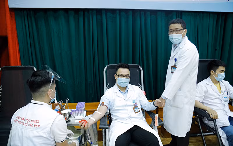 PGS, TS Lê Văn Quảng, Giám đốc Bệnh viện K đã động viên tinh thần, vận động các cán bộ tham gia hiến máu.