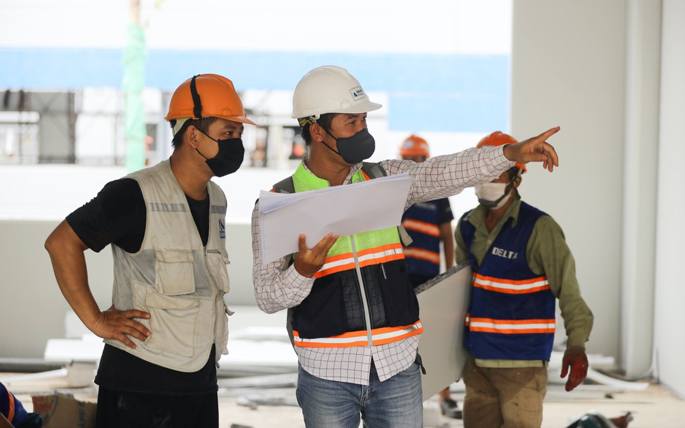 Các kỹ sư, giám sát công trình có mặt ở mọi nơi, nhằm bảo đảm các hạng mục thi công đúng và nhanh nhất. 7-1629101201927.jpg