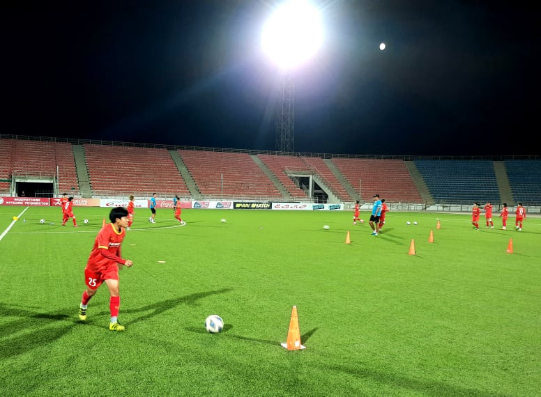 Thời tiết buổi tối tại Dushanbe khá dễ chịu. (Ảnh: VFF) Đội tuyển nữ Việt Nam tập buổi đầu tiên, làm quen khí hậu tại Dushanbe -0