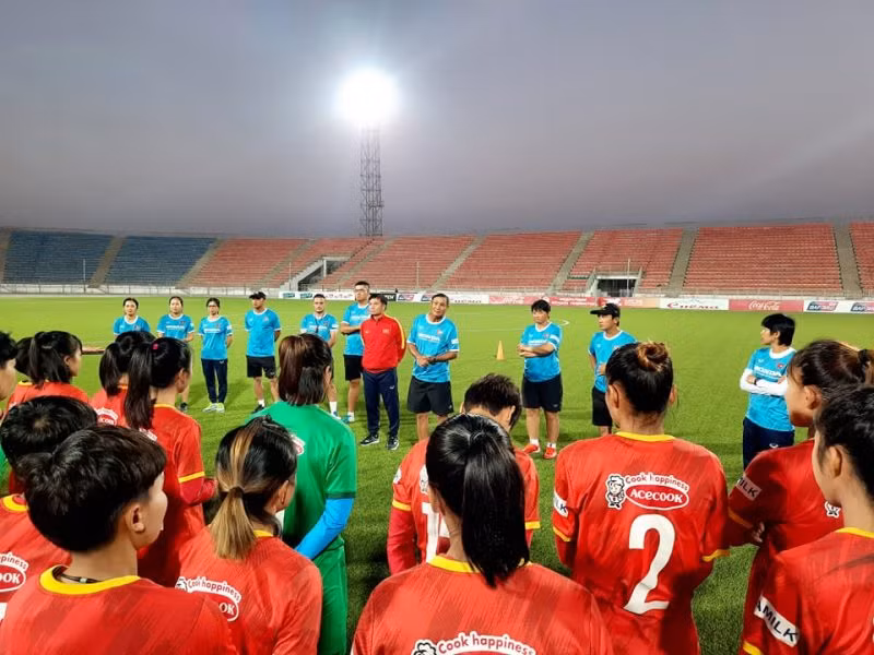 Đội tuyển nữ Việt Nam tập buổi đầu tiên, làm quen khí hậu tại Dushanbe -0