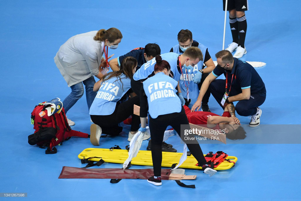 Đức Tùng bị đau sau tình huống va chạm. (Ảnh: Getty) Hết hiệp 1: Đội tuyển futsal Việt Nam 0-0 Cộng hòa Czech: Đôi co hấp dẫn -0