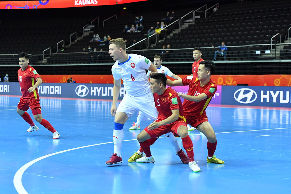 Hàng phòng thủ đội tuyển futsal Việt Nam chơi tập trung. (Ảnh: VFF) Hòa Cộng hòa Czech, đội tuyển futsal Việt Nam giành quyền vào Vòng 1/8 World Cup -0