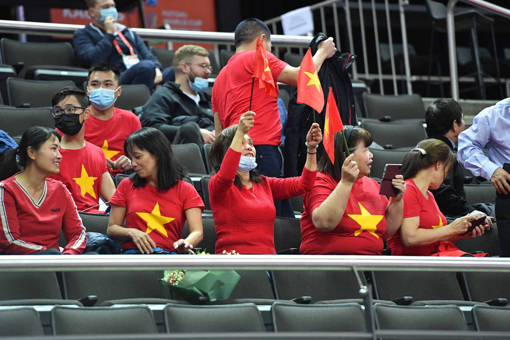 Người hâm mộ có mặt trên khán đài cổ vũ đội tuyển futsal Việt Nam. (Ảnh: VFF) Hòa Cộng hòa Czech, đội tuyển futsal Việt Nam giành quyền vào Vòng 1/8 World Cup -0