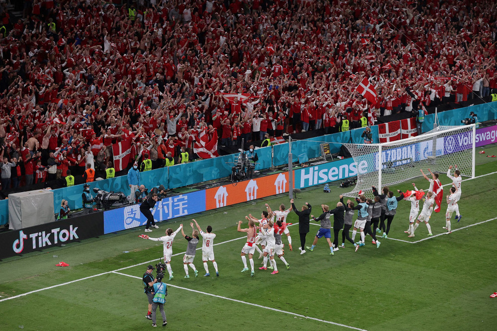 Đan Mạch đã viết nên câu chuyện cổ tích ở Euro 2020. Chiến thắng 4-1 trước Nga đưa đội bóng Bắc Âu từ vị trí cuối bảng trước lượt trận cuối vươn lên đứng nhì bảng B và hiên ngang giành vé vào vòng loại trực tiếp. Những khoảnh khắc ấn tượng trên sân cỏ Euro 2020 -0