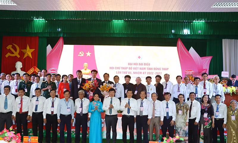 Đại biểu tặng hoa chúc mừng Ban Chấp hành Hội Chữ thập đỏ tỉnh Đồng Tháp khóa 7.