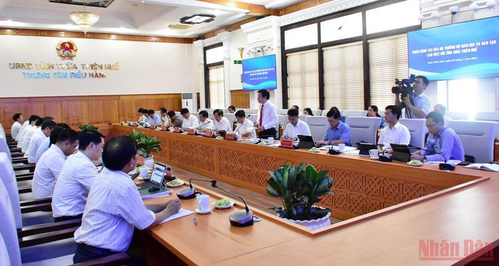 Toàn cảnh buổi làm việc của Bộ Giáo dục và Đào tạo với lãnh đạo tỉnh Thừa Thiên Huế. Bộ trưởng Giáo dục và Đào tạo chỉ đạo kỳ thi tốt nghiệp THPT quốc gia tại Huế -0