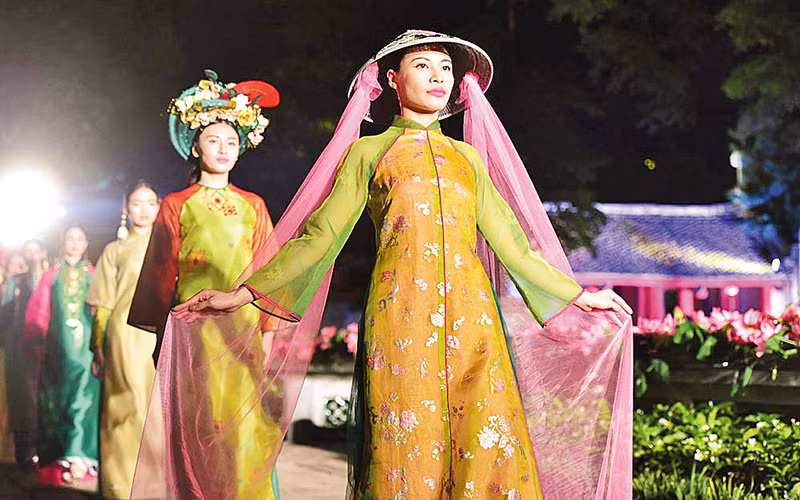 Ảnh trong bài: Trình diễn áo dài tại Văn Miếu vào tối 28-6-2020 trong chương trình “Áo dài - Di sản văn hóa Việt Nam”.