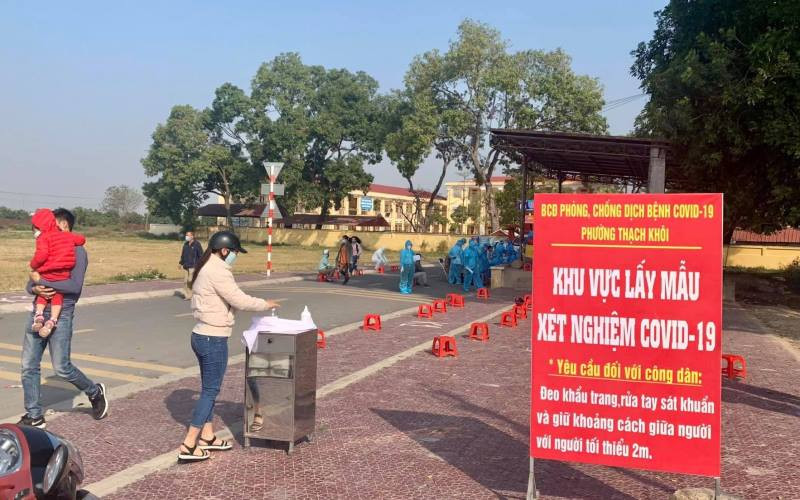 Lấy mẫu xét nghiệm SARS-CoV-2 cho người dân trong khu vực phong tỏa ở phường Thạch Khôi (TP Hải Dương). Các địa phương nỗ lực khống chế dịch Covid-19 -0