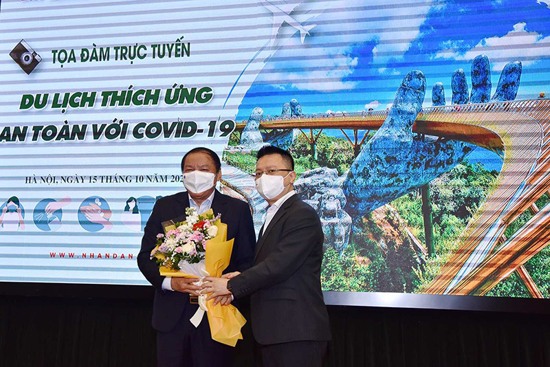 Tổng Biên tập Báo Nhân Dân Lê Quốc Minh tặng hoa Bộ trưởng Văn hóa, Thể thao và Du lịch Nguyễn Văn Hùng. Tọa đàm trực tuyến “Du lịch thích ứng an toàn với Covid-19” -0