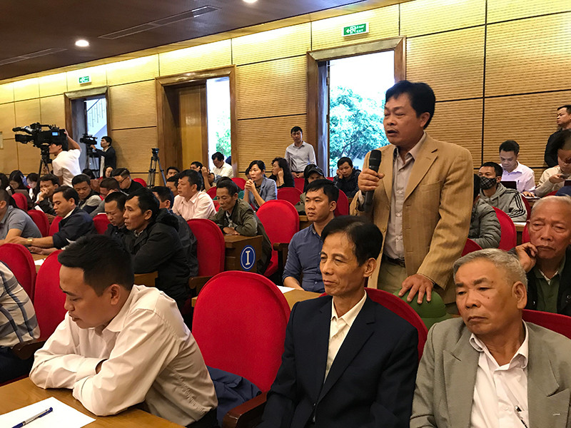 Người dân phát biểu tại buổi đối thoại. Lãnh đạo TP Hà Nội đối thoại với người dân khu vực Bãi rác Nam Sơn -0