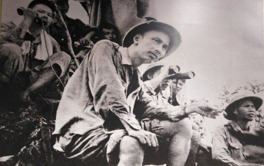 Chủ tịch Hồ Chí Minh trên đài quan sát tại mặt trận Đông Khê (1950). 