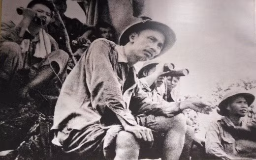 Chủ tịch Hồ Chí Minh trên đài quan sát tại mặt trận Đông Khê (1950). 