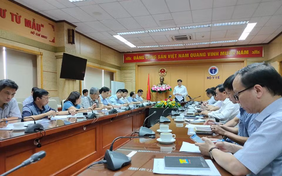 GS, TS Nguyễn Thanh Long, quyền Bộ trưởng Y tế phát biểu tại cuộc họp. (Ảnh: SK&ĐS)