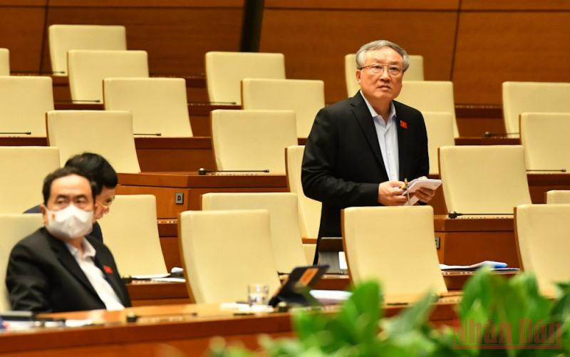 Chánh án Tòa án nhân dân tối cao Nguyễn Hòa Bình giải trình, làm rõ một số vấn đề đại biểu Quốc hội nêu về tổ chức phiên tòa trực tuyến. (Ảnh: LINH NGUYÊN) Xét xử trực tuyến cần tiến hành thận trọng, từng bước chắc chắn -0