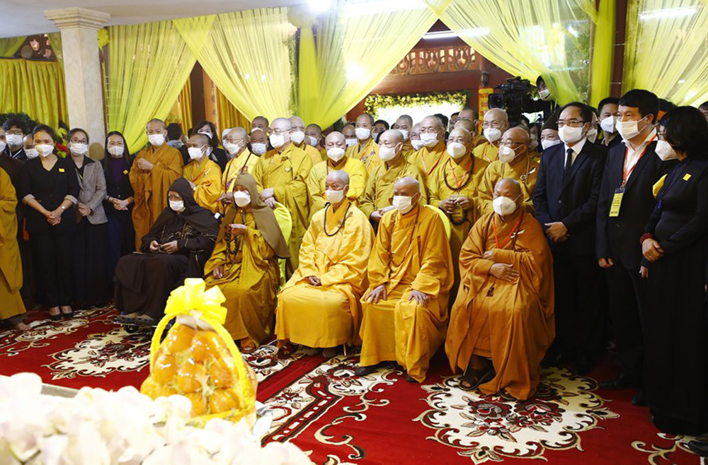 Nghi lễ chuyển pháp luân Đại lão Hòa thượng Thích Phổ Tuệ. (Ảnh: Minh Đức/TTXVN) Lễ truy điệu Đại lão Hòa thượng Thích Phổ Tuệ -0