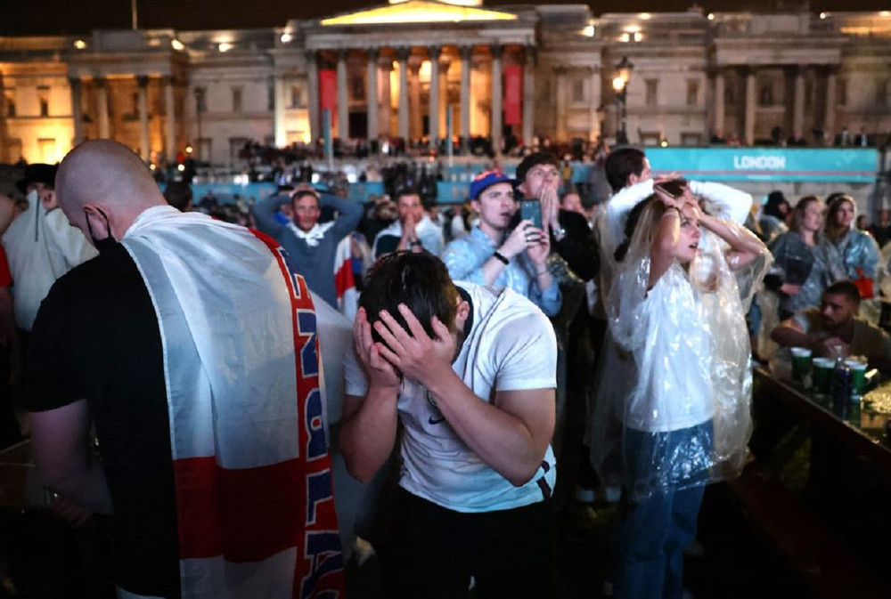 Fan hâm mộ Anh tại quảng trường Trafalgar, London thất vọng sau khi Italia vô địch EURO 2020. (Ảnh: Reuters) Niềm vui và nước mắt - hai chiều cảm xúc trái ngược sau chung kết EURO 2020 -0