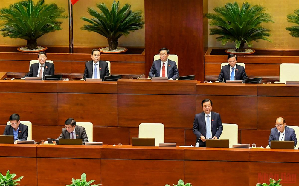 Bộ trưởng Nông nghiệp và Phát triển nông thôn Lê Minh Hoan trả lời chất vấn của đại biểu Quốc hội. (Ảnh: LINH NGUYÊN)
