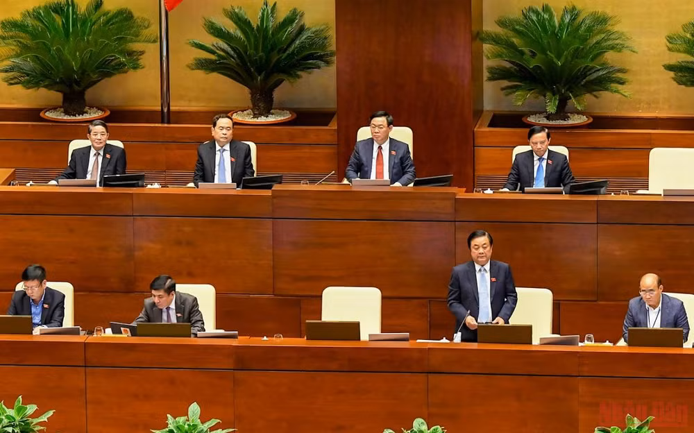 Bộ trưởng Nông nghiệp và Phát triển nông thôn Lê Minh Hoan trả lời chất vấn của đại biểu Quốc hội. (Ảnh: LINH NGUYÊN)