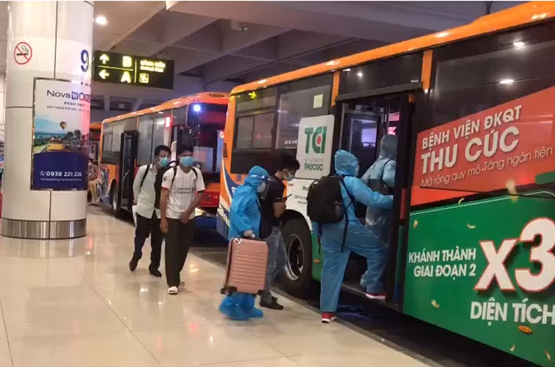 Xe buýt chuyên biệt đưa đón công dân từ sân bay Nội Bài đến các khu cách ly tập trung -0