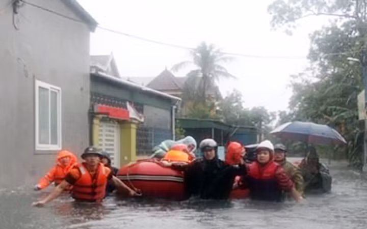 Lực lượng chức năng sơ tán 200 hộ dân phường Bến Thủy, TP Vinh (Nghệ An) đến nơi an toàn. Ảnh: BÍCH HUỆ