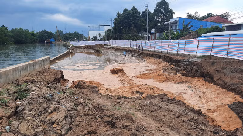 Đê bao bê-tông sụt lún, cát tràn ra ngoài tạo thành một cái hố rất to.
