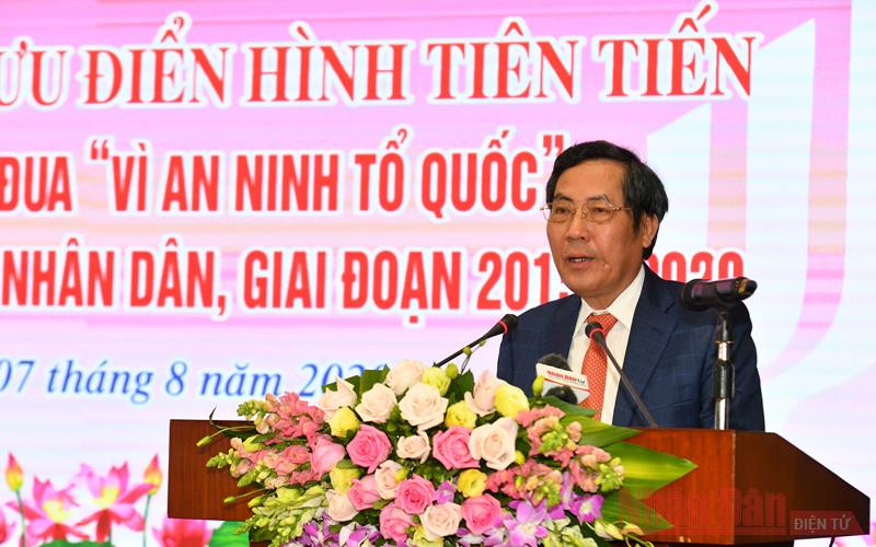 Tổng Biên tập Báo Nhân Dân Thuận Hữu phát biểu tại chương trình. Báo Nhân Dân giao lưu các điển hình tiên tiến trong các phong trào thi đua vì an ninh Tổ quốc -0