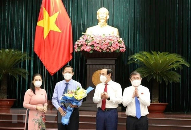 Ông Phan Văn Mãi nhận hoa chúc mừng của các vị lãnh đạo TP Hồ Chí Minh. (Ảnh: TTXVN)