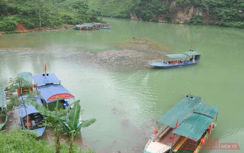Nhờ có đường giao thông thuận lợi, người dân thôn Tà Lang, xã Pải Lủng, huyện Mèo Vạc (Hà Giang) phát triển du lịch đưa đón khách tham quan hẻm vực Tu Sản. (Ảnh: Khánh Toàn) hagiang1-1598930267594.jpg