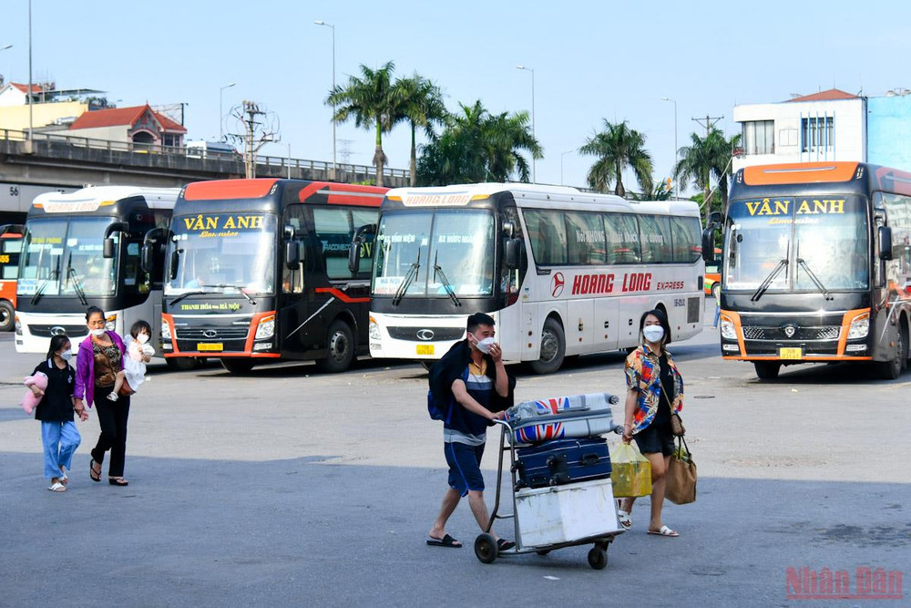 Người dân quay trở lại Thủ đô tại Bến xe Nước Ngầm. Người dân trở lại Thủ đô sau kỳ nghỉ lễ -7