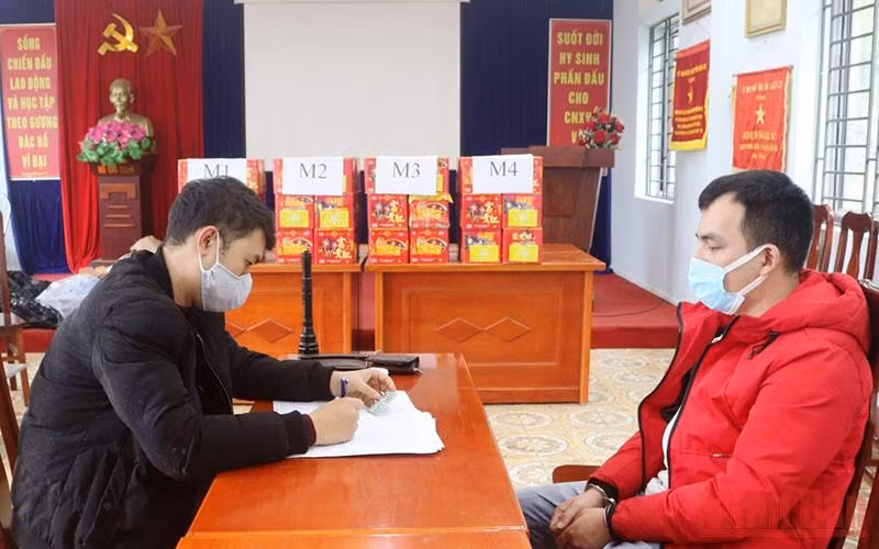 Đối tượng Phạm Văn Tiệp (áo đỏ) và tang vật tại cơ quan công an.