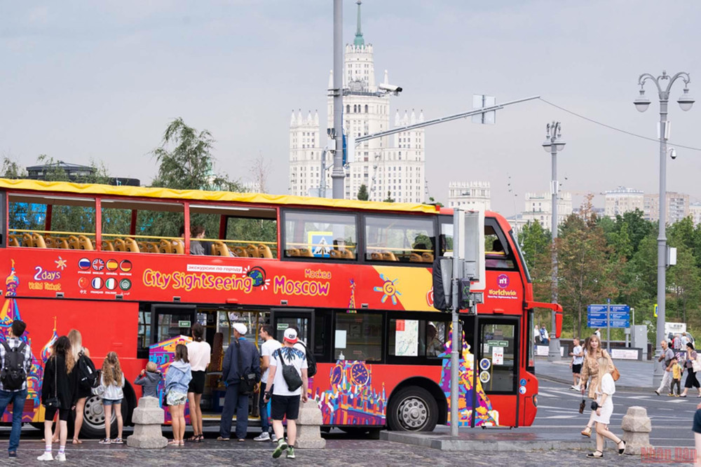 Du khách lên xe bus tham quan thành phố Moskva. (Ảnh: Thanh Thể) Ngành du lịch Nga thích nghi với đại dịch -0